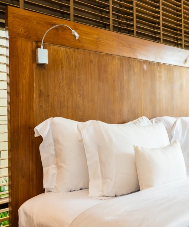 Cama de hotel preparada para o hóspede