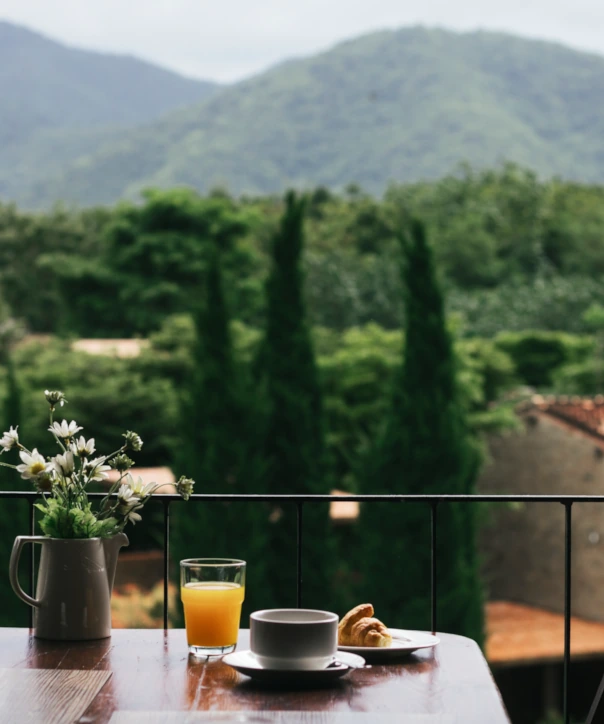 Café da manhã completo em ambiente montanhoso, oferecendo momentos memoráveis