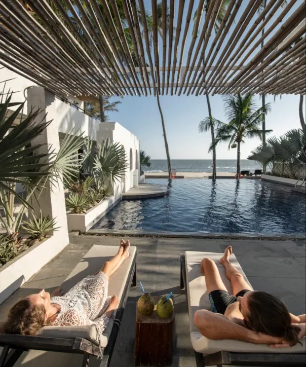 Experiência de relaxamento e bem-estar em piscinas de alto padrão