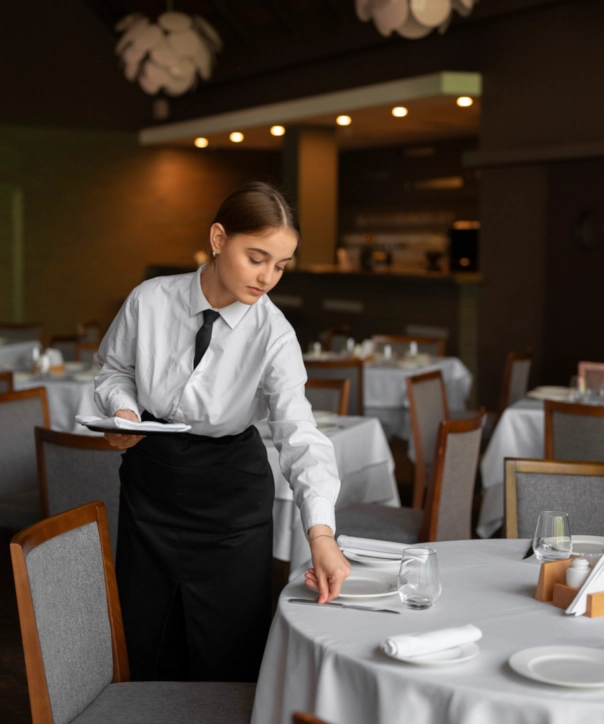 Preparação impecável de mesas para experiências gastronômicas memoráveis