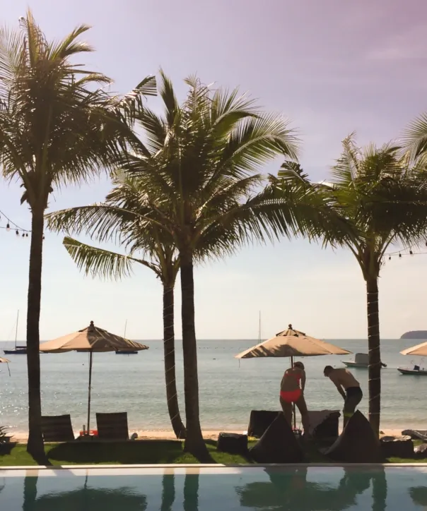 Piscinas em resorts à beira-mar com vista para o oceano