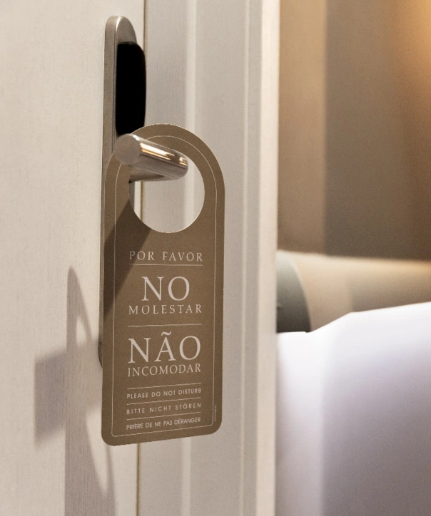 Porta de hotel com sinalização não perturbe