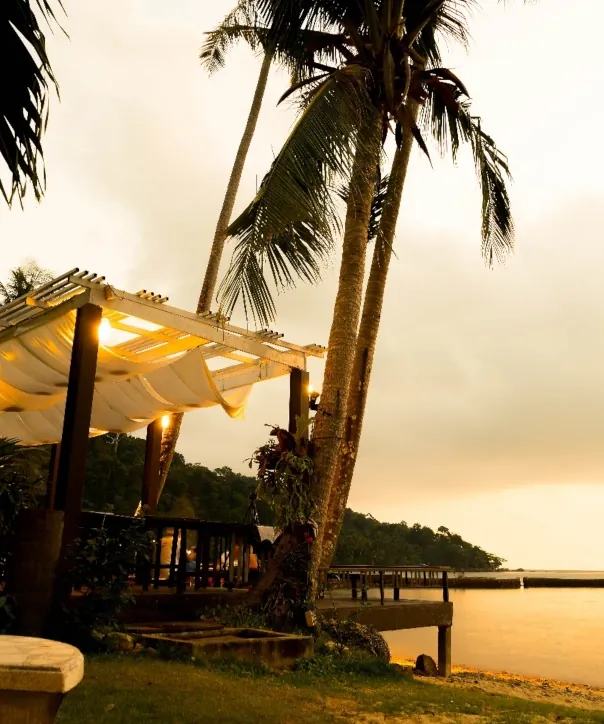 Vista de resort à beira-mar com vista para o oceano